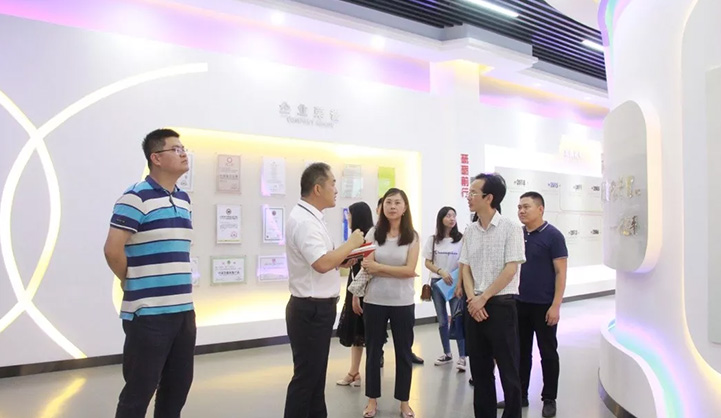 熱烈歡迎江津區(qū)區(qū)委非公工委副書記李興友一行蒞臨三峽電纜集團(tuán)黨支部參觀指導(dǎo)